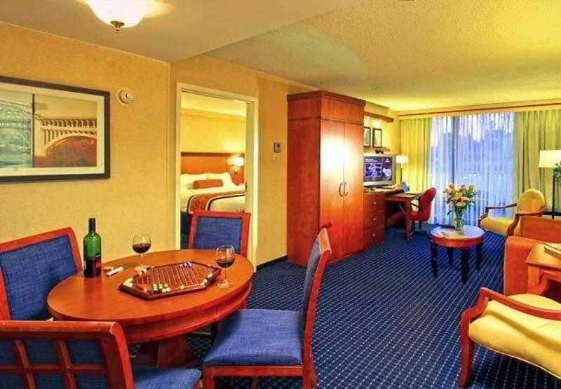 คอร์ตยาร์ด แคนตัน Hotel นอร์ธแคนตัน ภายนอก รูปภาพ